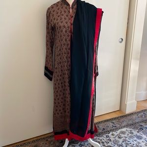 4 piece kurta set. Black slip and palazzo’s , long jacket and scarf. Size L